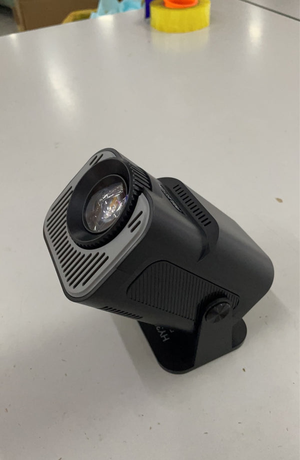 Mini Proyector portátil NOVU proyectando película en pared